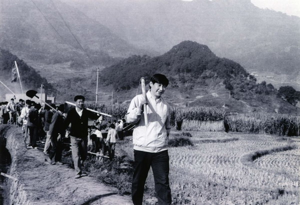 时任福建省宁德地委书记的习近平带领地直机关千余名干部到宁德县南漈水利工地参加清沟排障修整水渠劳动5_缩小大小.jpeg
