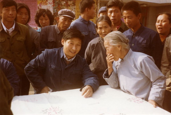 这是1983年,时任河北省正定县委书记的习近平,临时在大街上摆桌子听取老百姓意见20_缩小大小.jpeg